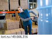 woman working in a warehouse using pallet truck. Стоковое фото, агентство Ingram Publishing / Фотобанк Лори