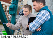 portrait of workers inspecting crop quality. Стоковое фото, агентство Ingram Publishing / Фотобанк Лори