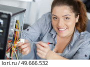 smiling young woman working as pc engineer. Стоковое фото, агентство Ingram Publishing / Фотобанк Лори