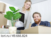 happy family pregnant wife and husband with boxes. Стоковое фото, агентство Ingram Publishing / Фотобанк Лори