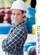 happy woman in hard-hat on construction site. Стоковое фото, агентство Ingram Publishing / Фотобанк Лори