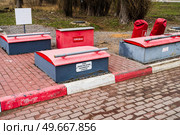Шахта узла переключения аварийных стоков. АЗС "Лукойл". Село Ленино. Липецкая область. Редакционное фото, фотограф Владимир Шибаев / Фотобанк Лори