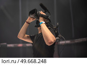 cameraman on the set of the ultimate fighting show. Masked against coronavirus. Стоковое фото, агентство Ingram Publishing / Фотобанк Лори