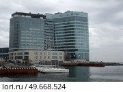 Яхты у причала в Спортивной гавани Владивостока (2022 год). Редакционное фото, фотограф Free Wind / Фотобанк Лори