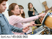 portrait of a teacher during percussion lesson. Стоковое фото, агентство Ingram Publishing / Фотобанк Лори