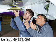 technicians engineers checking the turbine engines airplane. Стоковое фото, агентство Ingram Publishing / Фотобанк Лори