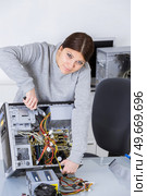 Woman working on dismantled computer. Стоковое фото, агентство Ingram Publishing / Фотобанк Лори
