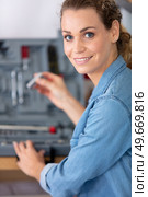 beautiful woman using toolbox smiling. Стоковое фото, агентство Ingram Publishing / Фотобанк Лори