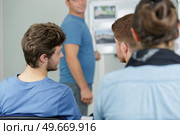 happy teacher giving a driving lesson at driving school. Стоковое фото, агентство Ingram Publishing / Фотобанк Лори