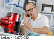 man asking for the machine's part. Стоковое фото, агентство Ingram Publishing / Фотобанк Лори