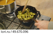 Cooking broccoli in a frying pan close-up. Homemade healthy, veggie food. Roasting broccoli on skillet pan. Chef hand stirring broccoli. Healthy food, vegetarian cuisine. Fry off broccoli stem. Стоковое видео, видеограф Марина Демидюк / Фотобанк Лори