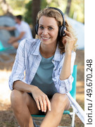 woman listening to music at campsite. Стоковое фото, агентство Ingram Publishing / Фотобанк Лори