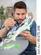 man fixing a drone. Стоковое фото, агентство Ingram Publishing / Фотобанк Лори