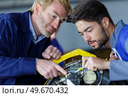 portrait of male car mechanics at work. Стоковое фото, агентство Ingram Publishing / Фотобанк Лори