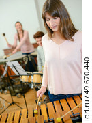 woman with other musicians playing a xylophone. Стоковое фото, агентство Ingram Publishing / Фотобанк Лори