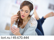 portrait of cute attractive woman looking at her phone. Стоковое фото, агентство Ingram Publishing / Фотобанк Лори