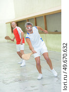 team of men playing pala. Стоковое фото, агентство Ingram Publishing / Фотобанк Лори