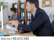 professional worker looking at the computer screen. Стоковое фото, агентство Ingram Publishing / Фотобанк Лори