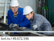 production positive workers at windows at factory. Стоковое фото, агентство Ingram Publishing / Фотобанк Лори