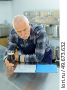 man working at the brewery. Стоковое фото, агентство Ingram Publishing / Фотобанк Лори