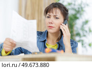 portrait of a woman talking on the phone. Стоковое фото, агентство Ingram Publishing / Фотобанк Лори