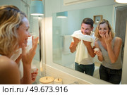 couple bonding trough morning routine. Стоковое фото, агентство Ingram Publishing / Фотобанк Лори