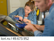 using suction cup lifter on windshield to replacement. Стоковое фото, агентство Ingram Publishing / Фотобанк Лори