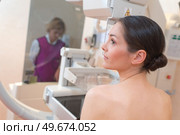 a woman waiting for mammogram. Стоковое фото, агентство Ingram Publishing / Фотобанк Лори