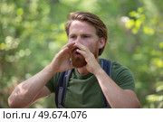 young man shouting and announcing something in a forest. Стоковое фото, агентство Ingram Publishing / Фотобанк Лори