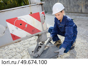 she is levelling the construction truck. Стоковое фото, агентство Ingram Publishing / Фотобанк Лори