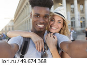 couple taking a selfie with a smartphone. Стоковое фото, агентство Ingram Publishing / Фотобанк Лори