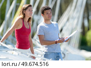 a couple looking at boats. Стоковое фото, агентство Ingram Publishing / Фотобанк Лори