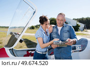 cheerful air-hostess and glad pilot outdoors. Стоковое фото, агентство Ingram Publishing / Фотобанк Лори
