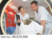 mid adult medical staff preparing patient to tomography. Стоковое фото, агентство Ingram Publishing / Фотобанк Лори