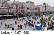 Voronezh, Russia, May 9, 2025: Vansovich House. People walk on a festive sunny day along the central street of Voronezh, Revolution Avenue, in spring. Редакционное видео, видеограф Катерина Белякина / Фотобанк Лори