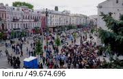 Voronezh, Russia, May 9, 2025: Vansovich House. People walk on a festive sunny day along the central street of Voronezh, Revolution Avenue, in spring. Редакционное видео, видеограф Катерина Белякина / Фотобанк Лори