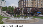 Voronezh, Russia, May 9, 2025: Beautiful landscape, fountain in Romanovsky Square in summer. Редакционное видео, видеограф Катерина Белякина / Фотобанк Лори