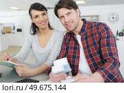a couple is counting money. Стоковое фото, агентство Ingram Publishing / Фотобанк Лори