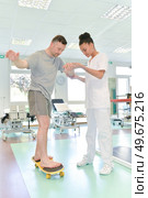 man with physio in rehabilitation. Стоковое фото, агентство Ingram Publishing / Фотобанк Лори