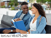 two lovers sitting on a bench in a park. Стоковое фото, агентство Ingram Publishing / Фотобанк Лори