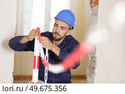 man preparing chains in site. Стоковое фото, агентство Ingram Publishing / Фотобанк Лори