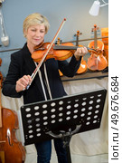 she is playing the violin. Стоковое фото, агентство Ingram Publishing / Фотобанк Лори
