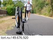 man responding to a bike accident. Стоковое фото, агентство Ingram Publishing / Фотобанк Лори