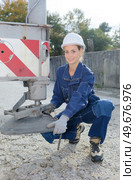 Woman lowering foot of crane. Стоковое фото, агентство Ingram Publishing / Фотобанк Лори