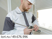 window installer applying extra glue. Стоковое фото, агентство Ingram Publishing / Фотобанк Лори
