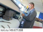 a man printing press employee. Стоковое фото, агентство Ingram Publishing / Фотобанк Лори