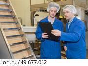 the colleagues at the factory. Стоковое фото, агентство Ingram Publishing / Фотобанк Лори
