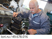 senior worker at a metal factory. Стоковое фото, агентство Ingram Publishing / Фотобанк Лори