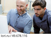 competitions programmers working in the office. Стоковое фото, агентство Ingram Publishing / Фотобанк Лори