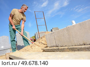 portrait of a worker digging a grave. Стоковое фото, агентство Ingram Publishing / Фотобанк Лори